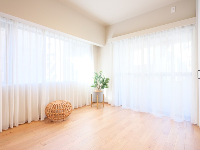 洋室３はリビングから一番離れたプライベートルームです。二面採光の窓からはたっぷりの自然光が降り注ぎ、爽やかな風が吹き抜ける心地よい空間です。