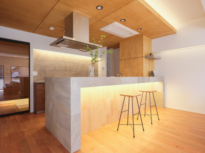 キッチンにはバーダイニングとしてもお使いいただけるカウンターを造作しました。テーブルを別途置かずとも軽食をとったり、ドリンクを楽しむことができる空間です。