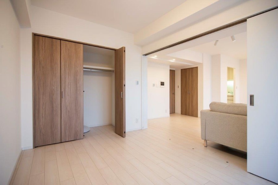 洋室3はリビングに隣接しており、拡張リビングとしてもお使いいただけます。東向きのバルコニーに面しており日差しもたっぷりです。