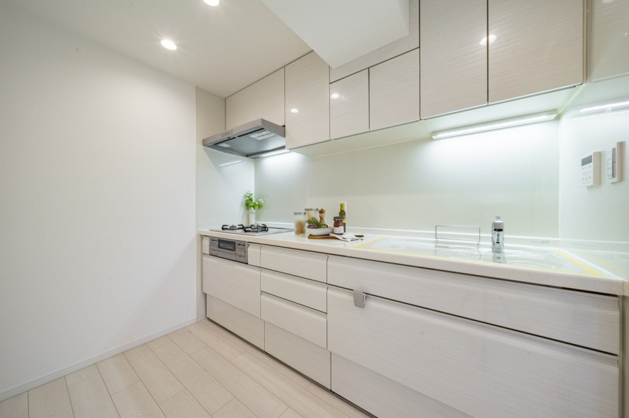 収納豊富で作業スペースもゆったりとしたシステムキッチンです。ホワイトの清潔感あるキッチンです♪