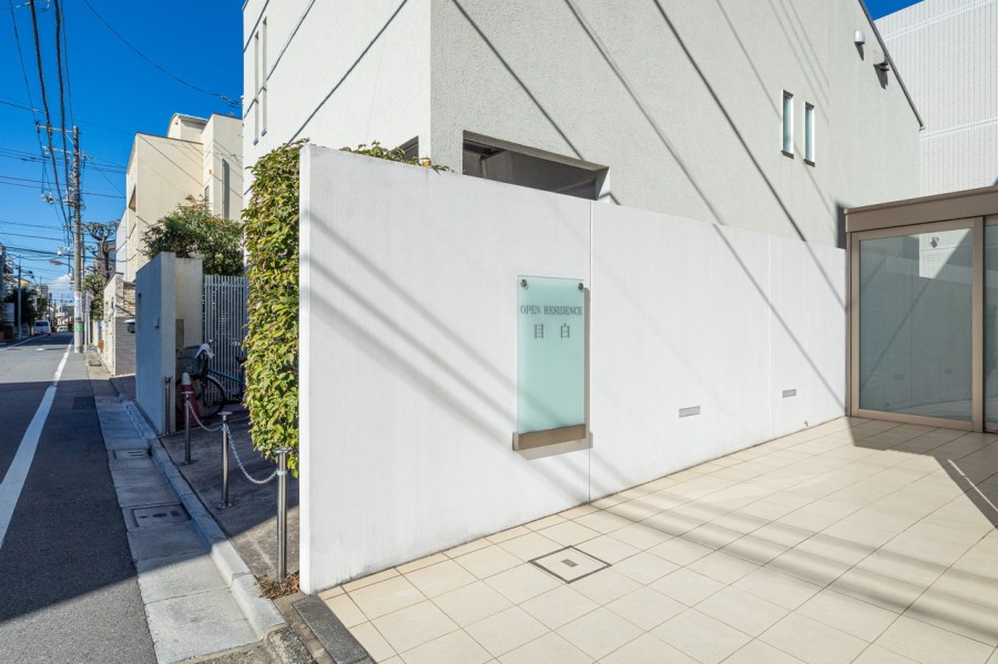 洗練された共用部が安らぎに満ちた住まいへ誘います。定期的なメンテナンスが行われ綺麗に保たれたエントランスです。