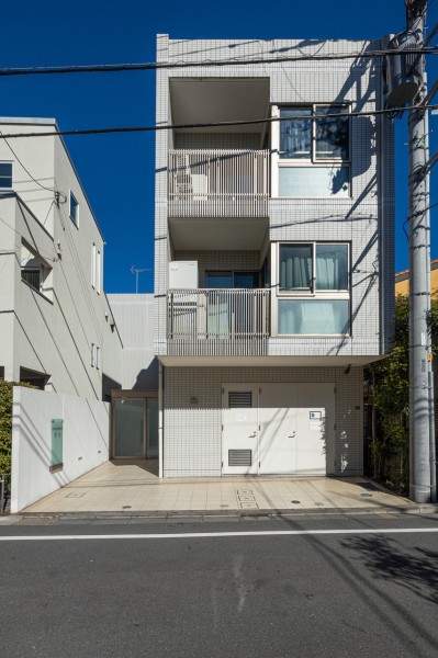 利便性と文化が息づく風情ある街にそびえ立つマンションです。散策も楽しめて、心地よい時間が流れています。