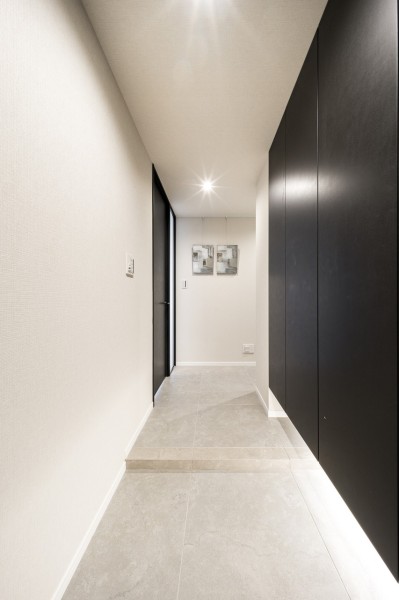 大容量の収納を備えた玄関には人感センサー照明を設置しています。荷物が多いときにも暗闇でスイッチを探すことなく、いつでも明るい空間が出迎えてくれる設計です。