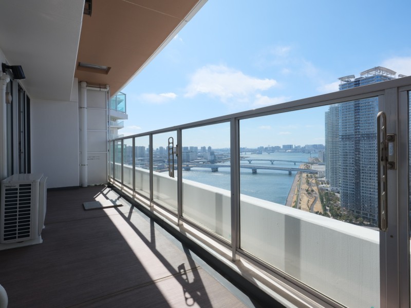 開放感溢れるバルコニーです。手すり壁がクリアタイプを採用しているため、室内からも26階からの眺望を存分にお愉しみいただけるデザインです。