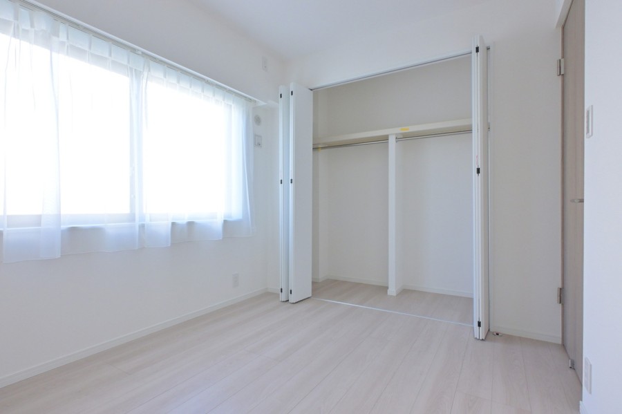 住まう方の趣味や感性で飾っていただけるように、シンプルな内装で仕上げました。穏やかな自然光が入り、のびのびとお過ごしいただけるお部屋です。