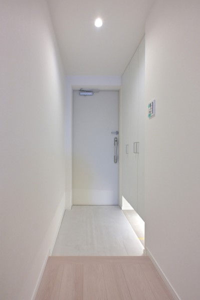 フットライトからのびる光が足元を優しく包み込む気品溢れる玄関です。天井までの高さがあるシューズボックスを備え付けたので、玄関をすっきり綺麗に保てます。