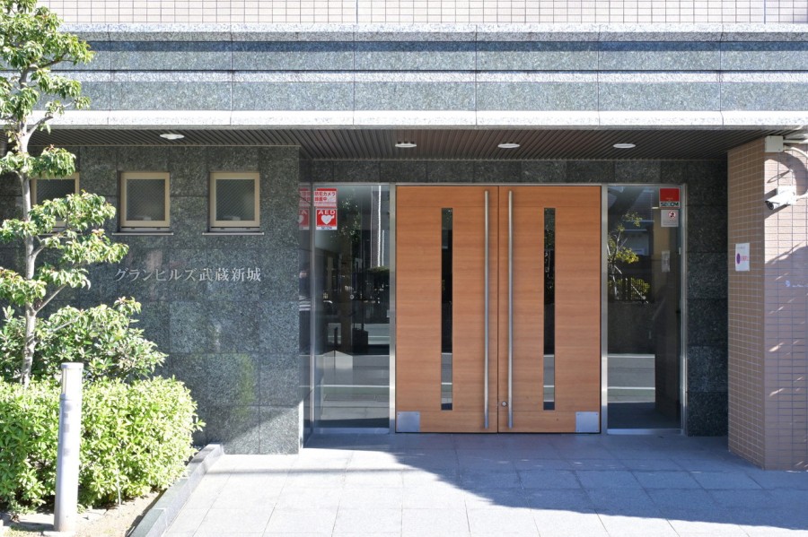 モダンで清潔感が溢れるエントランスです。日勤の管理人さんによって整えられた玄関前です。清掃が行き届いた様子から管理体制の良さが伺えます。