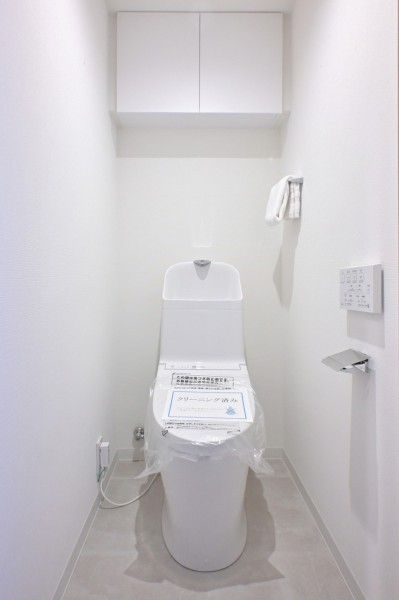 レストルームも上品さが宿る安らぎのスペースに仕上がりました。上部には収納に便利な吊戸棚を備え付けました。毎日使う場所だからこそ、清潔感と使いやすさを考慮しました。