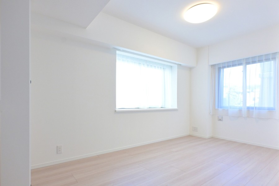 洋室1にも明るい自然光が注がれます。のびやかな空間の中で、ほっと一息つけるやすらぎの時間が流れます。