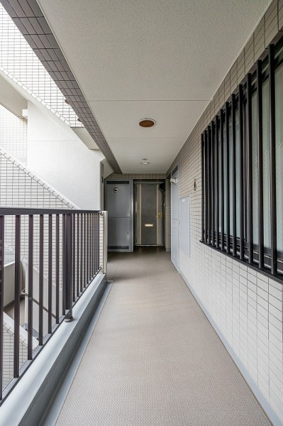 エレベーターを降りてお部屋の玄関前へと続く廊下です。綺麗に保たれた共用部が、安らぎに満ちた住まいへ誘います。
