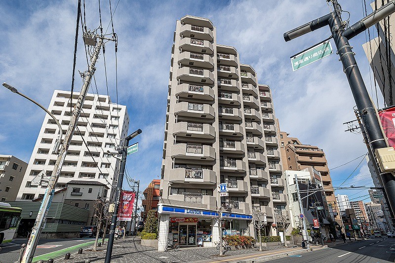 淡く優しい色味の外観が、穏やかな空気を纏う街に溶け込みます。便利な交通アクセスに加え、近隣商業施設が充実した立地です。