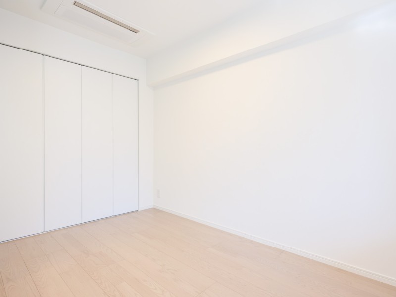 リビングに隣接していながらもプライベート性の高い洋室2です。テレワークや読書など落ち着いた時間を過ごすのにもぴったりなお部屋です。