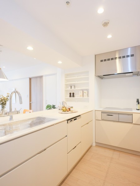 開放的なオープンキッチンは、住まいと暮らしにフィットするデザイン性と機能性を兼ね備えています。先進と開放の豊かな共存を満喫できる空間です。