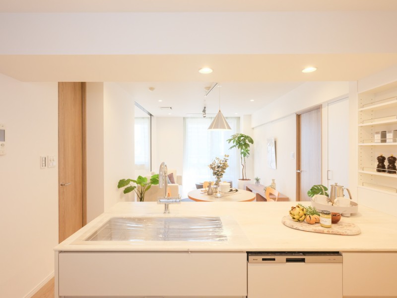 リビングにいるご家族とコミュニケーションを取りながらお料理ができる、人気のオープンキッチンです。背面にはキッチンとお揃いでスタイリッシュなカップボードを備え付けました。