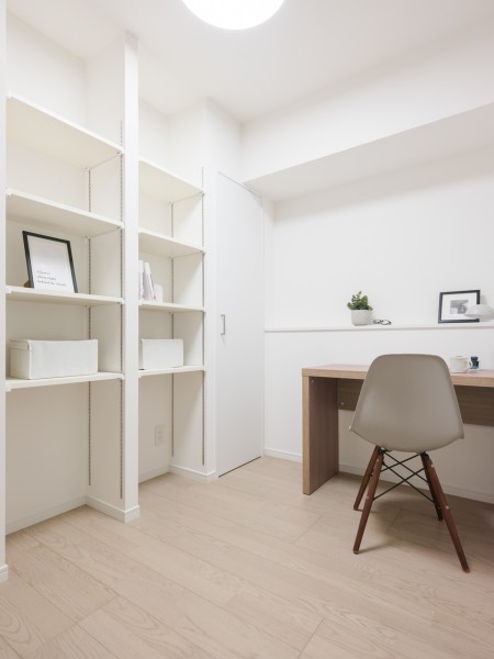 約4帖の使い勝手の良いサービスルーム(納戸)です。シンプルな色味と素材を採用し、幅広いインテリアと調和する内装に仕上げました。