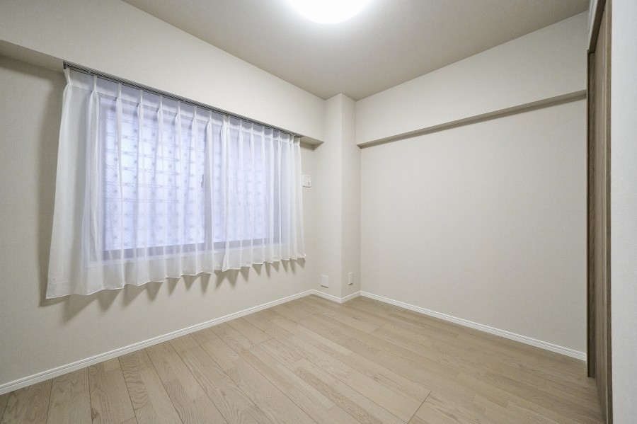 洋室2にも柔らかな自然光が注がれます。のびやかな空間の中で、ほっと一息つけるやすらぎの時間が流れます。