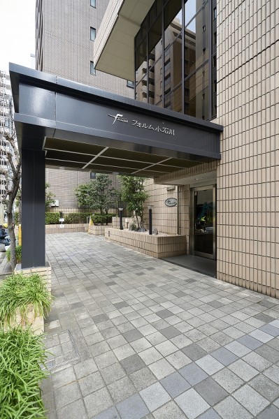 上質な居住空間へやさしく誘うエントランスです。奥行きがあるエントランスは住まう人々のプライバシーを確保しています。