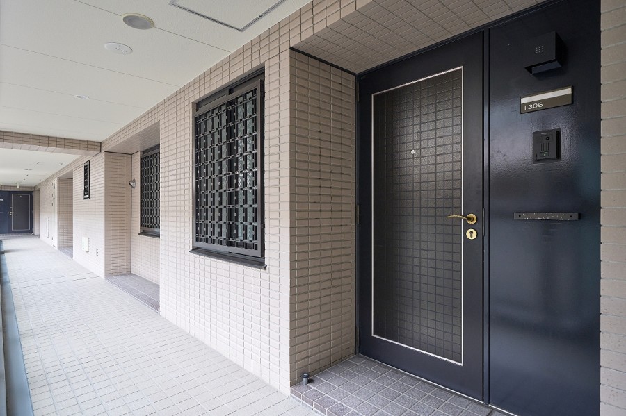 日勤の管理人さんによって整えられた玄関前です。清掃が行き届いた様子から管理体制の良さが伺えます。