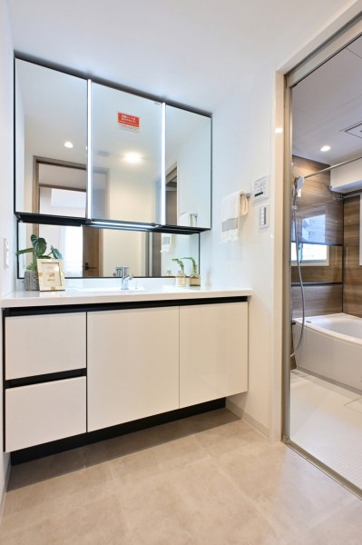 空間に美しく溶け込むスタイリッシュなデザインの洗面化粧台は、収納豊富な三面鏡タイプ。カウンター部分にもゆとりがあるので身支度がしやすいサイズです。