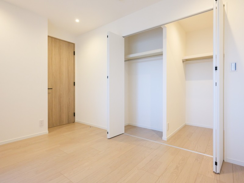 洋室1には頼もしい収納力を持つウォークインクローゼットを備え付けました。居室部分を広々とお使いいただけます。