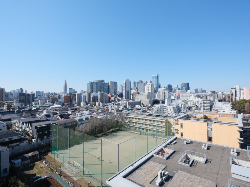 空へと繋がるスマートなビル群のシルエットに都心の刺激を間近に感じながらも、青々とした空を眺めリラックスできる眺望を堪能できます。
