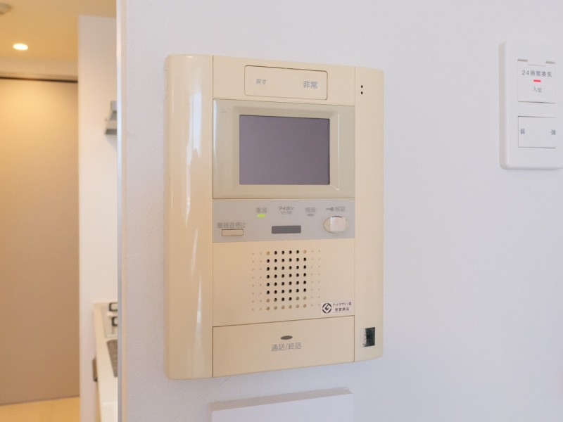 ◆TVモニター付インターホン◆訪ねてきた相手をモニター越しに確認でき、防犯対策に役立ちます。インターホン越しに話をすることが可能です。