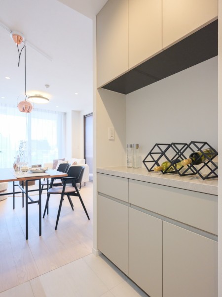 キッチン背面にはお揃いのカップボードを備え付けました。キッチン家電やコーヒーメーカーの配置にも便利なカウンタースペースも◎