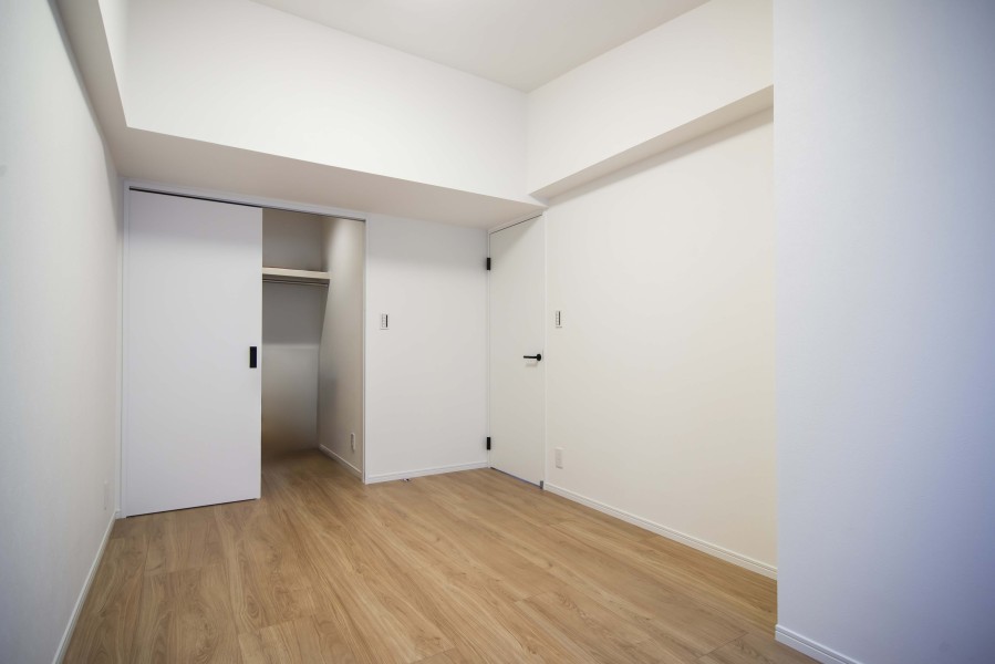 洋室2にあるウォークインクローゼットは、枕棚とハンガーラックがあり、たっぷり洋服を収納できます。