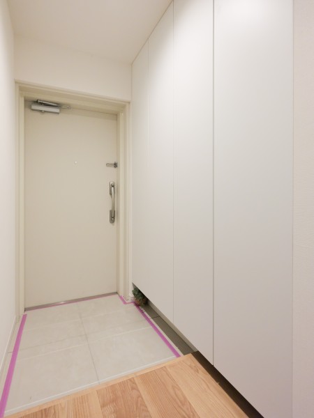 玄関や廊下には、大きなシューズボックスがあるので大容量の収納力もポイントです。玄関をすっきりとお使いいただけます。