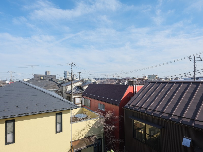 青々とした開けた空を見渡せる開放的な眺望です。清らかで穏やかな時間が流れ、日々をアップデートできそうです。