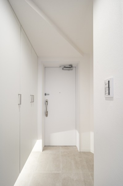 フットライトと人感センサーライトを設置した玄関です。収納力のあるシューズボックスも備え付けましたので玄関もすっきり保てます。