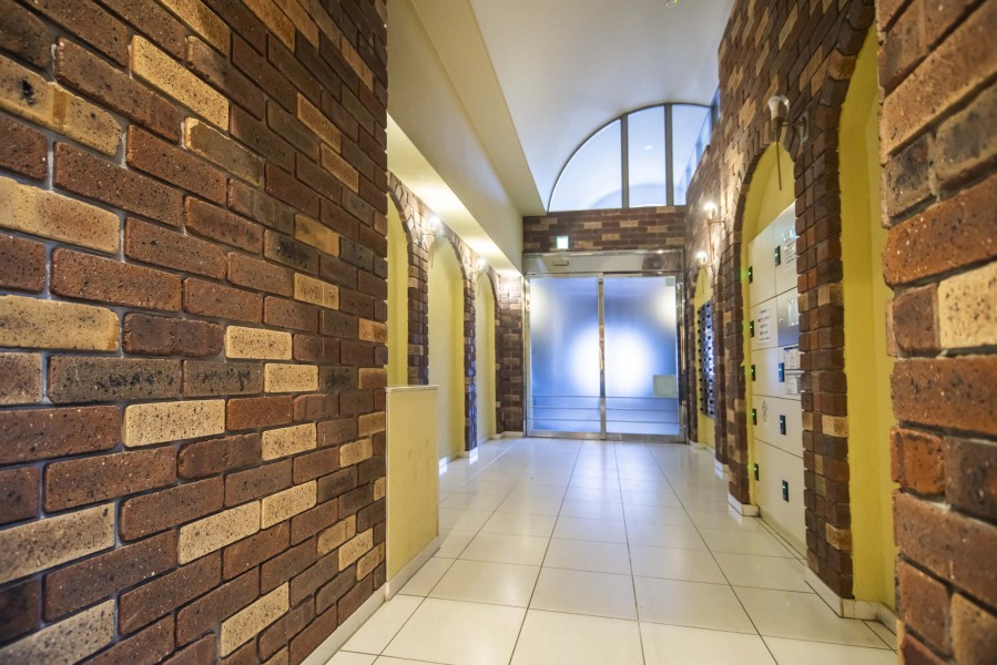 スタイリッシュに加え質感があり機能的でもあるエントランスは邸宅へ導くアプローチが気分を高めてくれます。