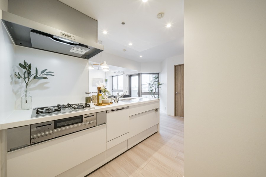 お部屋の雰囲気に溶け込むインテリアの一部のようなキッチンです。ホワイトの清潔感あるキッチンは飽きずに長く使えるデザインと、使い勝手を備えています。