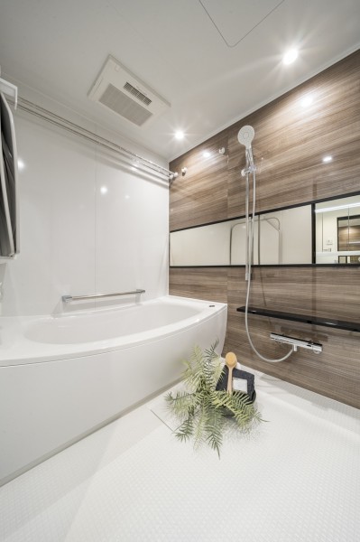 木目調のパネルがくつろぎと高級感を醸し出します。浴室をより広く見せる効果がある横長ミラーを採用。くつろぎのリラクゼーションタイムを心行くまでお楽しみいただけます。