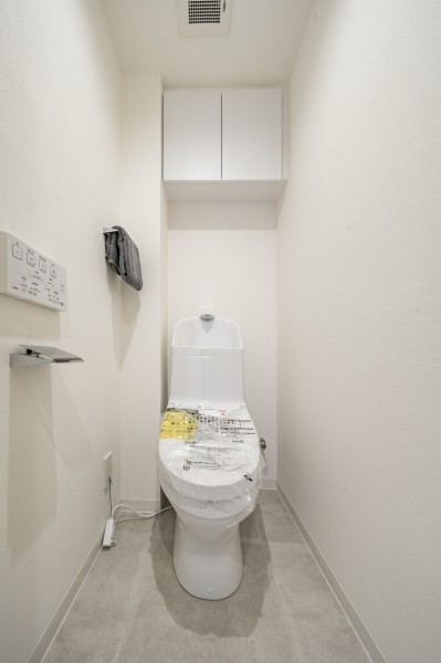 優れた節水効果や汚れが付きにくい便座など、ほしかった機能が揃ったウォシュレット一体型トイレです。背面には収納に便利な吊戸棚を備え付けました。