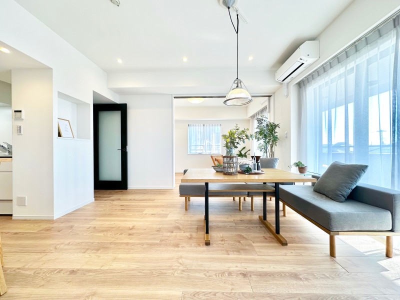 南東向きの大きな開口部からめいっぱいの自然光が注がれ、開放感と安らぎを享受した洗練された居住空間です。