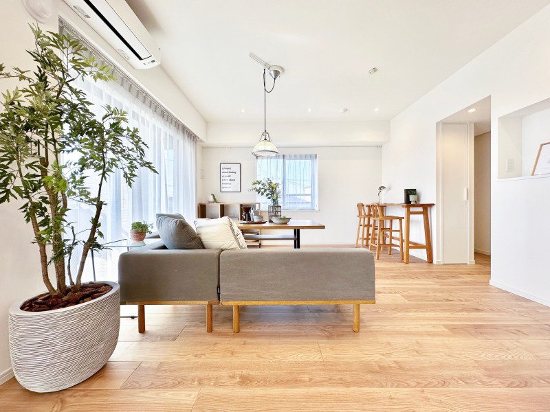 溢れる開放感を手中に収めることができるゆとりあるリビングダイニングです。南東向きで心地よい光と風を運んでくれる、おだやかな空気に纏われた住まいです。