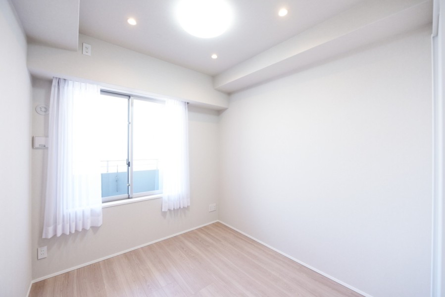 洋室2（約5.0帖）は自分の趣味やお仕事、課題に没頭したり、または過行く時間をゆったりと過ごすことができるプライベート空間です。シンプルな内装なので、ご自身の感性でお部屋を演出して頂けます。