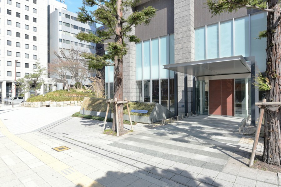 上本町駅から徒歩5分、大阪メトロ谷町九丁目駅徒歩5分とアクセス良好な立地です。近隣にはお買い物施設や教育施設が充実しており、毎日の生活を便利に支えてくれます。ペット２匹まで飼育可能です。