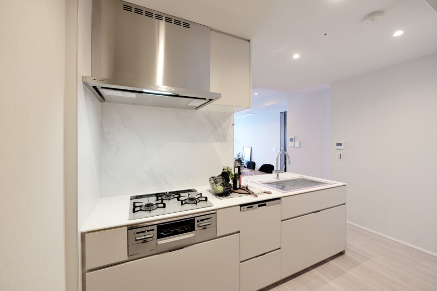 田中工藝製のオリジナル対面式システムキッチンを採用しました。毎日使用する場所ですので、使いやすさと清潔感溢れる空間にしています。食器洗い機付で家事の効率化にも役立ちます。