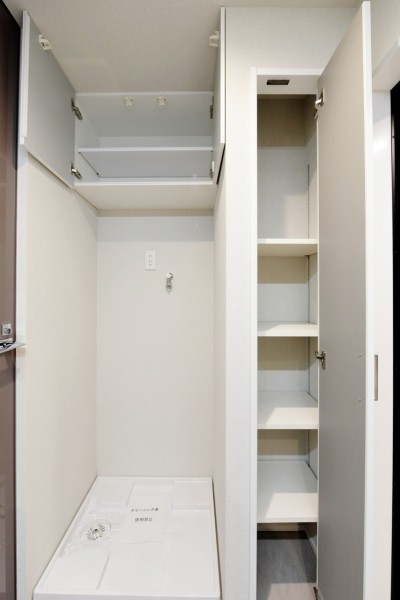 収納もたっぷりと備え付けた洗面室は、タオル類や洗剤類などもすっきりと収納できます。サイズを測って収納棚などを設置する手間も省けますし、使い勝手の良さも兼ね備えています。