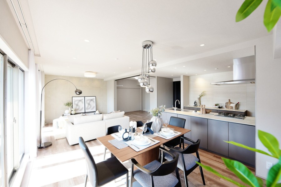 ７階部分南東角住戸につき、陽当たり・眺望・通風良好なお部屋です。L字型のバルコニーに面し、二面採光で開放的な空間が広がります。床暖房完備で冬も家族が快適にくつろぐことができます。