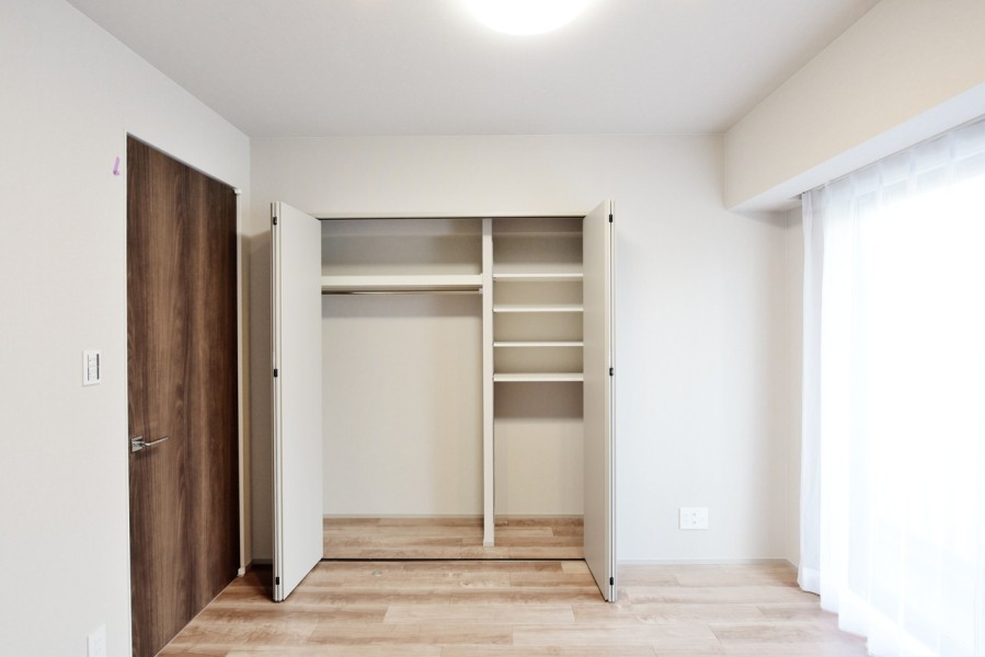洋室2にはハンガーパイプに棚を設置した、機能的な収納を設けました。衣類から小物までたっぷりと収納できますので、お部屋をすっきりと使用することができます。