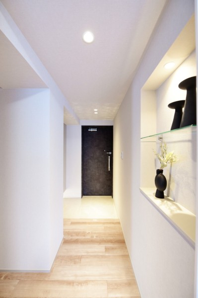 玄関にはフットライトと人感センサーライトを設置しました。廊下にはニッチを設置し、お好みの小物やアート、照明などで心地よい空間を演出して頂けます。