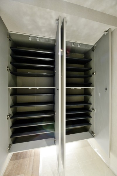 大容量のシューズボックスを備え付けましたので、玄関もすっきり保つことができます。棚板の高さを調整でき、様々なサイズや種類の靴をしっかり整頓出来ます。