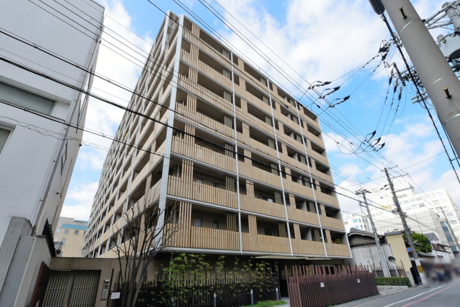 .地下鉄から烏丸御池駅徒歩６分、その他に阪急線も利用可能でアクセス便利です。京都の街並みに馴染みながらも、特徴的で目をひく美しい外観のマンションです。平成14年建築、総戸数80戸の建物です。