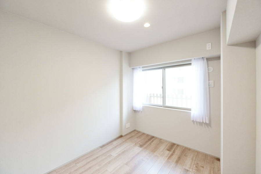 東側のバルコニーに面した洋室1（約5.6帖）はリビングから離れ、静かに自分の作業や趣味の時間に没頭できるスペースです。シンプルな内装なので、お好みの空間を演出できます。