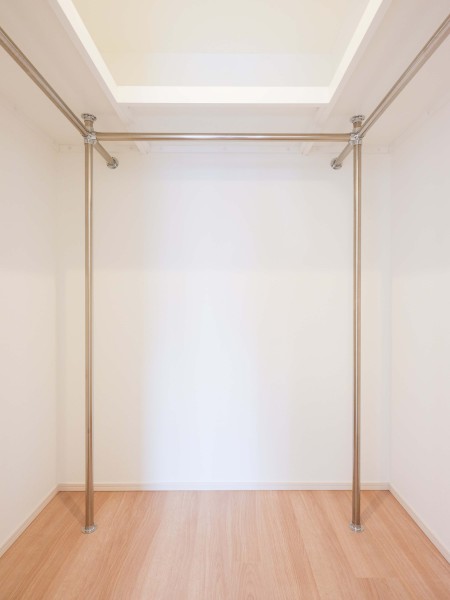 洋室1にあるウォークインクローゼットは、枕棚とハンガーラックがあり、たっぷり洋服を収納できます。