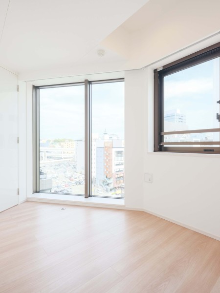 リビングダイニングに隣接した洋室3です。コンパクトなお部屋なので、テレワークスペースにもぴったりです。