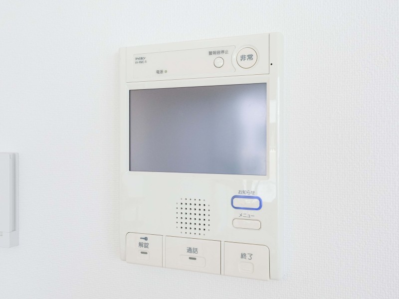 ◆TVモニター付インターホン◆訪ねてきた相手をモニター越しに確認でき、防犯対策に役立ちます。インターホン越しに話をすることが可能です。